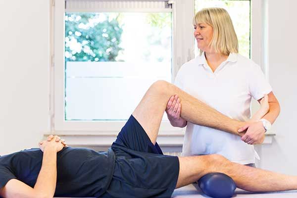 Physiotherapeutin Carmen Weinem in der Praxis